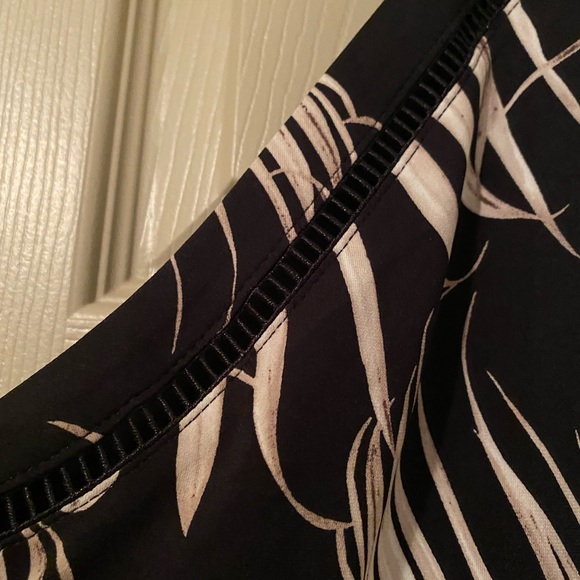 White House Black Market Print Top - Petite size M - Picture 3 of 5